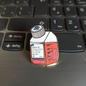 Pin de Metal Personalizado con Diseño de Biólogo Celular, Botella de Esmalte con Líquido Rosa para Ropa, Estilo Médico, al por Mayor - Product Image 5