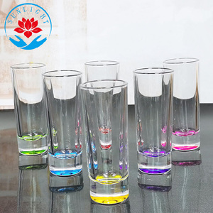 Fábrica al por mayor 65ML (2,5 OZ) Vasos de chupito rociados de fondo grueso para <span class=keywords><strong>Vodka</strong></span> Vasos de chupito coloridos Vaso de chupito de arco iris - Product Image 2