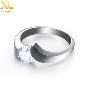 Bague unisexe polyvalente plaquée or 18 carats avec serti griffe, forme géométrique ornée de diamants, style simple et tendance, personnalisable - Product Image 3