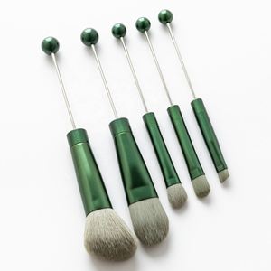 Set de 5 Brochas Profesionales de Plástico para Polvo, Colorete y Cejas, con Mango Metálico con Cuentas, Regalo de Navidad para Maquilladores y Modelistas - Product Image 3