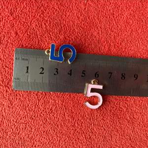 Dijes de aleación de metal para fabricación de joyas, 5 charms de diseño con número personalizado, 10 colores de esmalte - Product Image 4