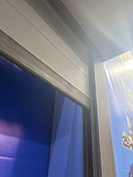 Volet roulant moderne en alliage d'aluminium, étanche et coupe-vent, avec finition de surface et commande électrique pour garage et villa