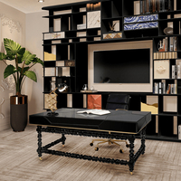 Bureau d'inspiration Manueline pour le télétravail avec plateau miroir laqué noir, zone de travail en cuir et détails en feuille d'or