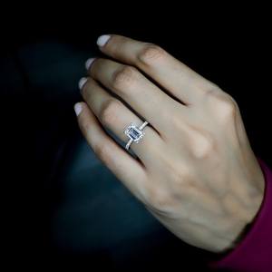 Bague de fiançailles en diamant de laboratoire taille émeraude, confectionnée en or blanc massif 14 carats, élégant cadeau de promesse, design de bijoux raffinés - Product Image 6