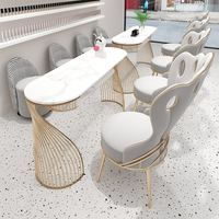 Ensemble table et chaises européennes modernes pour manucure avec cadre en métal et dessus en marbre