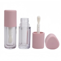 Tube cosmétique ABS rose triangulaire unique de 7 ml pour brillant à lèvres, avec grand applicateur, personnalisable avec logo, pour emballage d'huile à lèvres