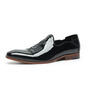 Chaussures décontractées pour hommes en cuir respirant brodé, style bureau et carrière, confortables et tendance, à enfiler, pour l'automne et l'été - Product Image 5