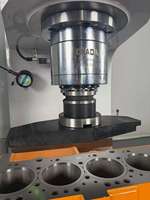 Centre d'usinage CNC vertical multifonctionnel 3 axes TENAKS TXB310 de haute qualité pour le perçage et le fraisage de cylindres de moteur