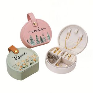Boîte à bijoux en cuir personnalisée avec fleur de naissance, demi-lune, étui de voyage pour cosmétiques et colliers, pour mariage et fête nuptiale - Product Image 1