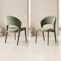 Chaise de salle à manger contemporaine minimaliste avec structure métallique, revêtement en tissu bouclé doux, design ergonomique pour appartements et salles à manger.