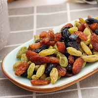 Raisins secs de grande taille, raisins secs colorés, raisins secs de Turfan, raisins secs noirs