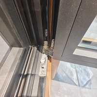 Ventana Abatible Moderna de Madera Revestida de Aluminio, Insonorizada, con Rotura de Puente Térmico, Doble Acristalamiento Low-E, Interior de Roble Cálido, Apertura Interior, de Lujo