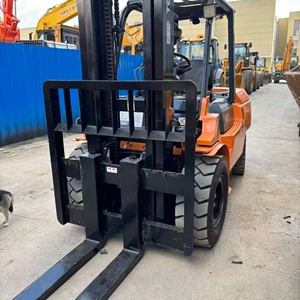 Chariot élévateur diesel à combustion interne de 50 tonnes de capacité avec déplaceur latéral hydraulique, mât à deux étages, pneus pneumatiques - Couleur orange - Product Image 1