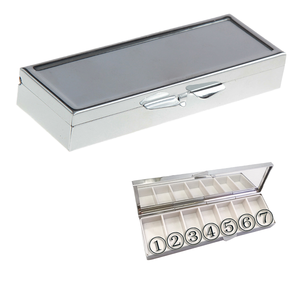 Boîte à pilules rectangulaire classique à 7 compartiments en métal avec insert en ABS, finition argentée électrolytique, fermeture à bouton-poussoir et miroir, modèle 3x8 - Product Image 1