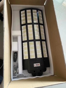 Lampadaire Solaire LED Tout-en-un 50W 150W 200W 300W 500W 1000W IP65 en Plastique ABS à Fixation Murale Lumière du Jour 6000K Haute IRC 90 Télécommande - Product Image 1