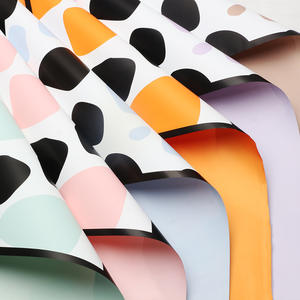 JOYWOOD Papier d'emballage en rouleau imperméable à l'eau, imprimé girafe multicolore, écologique et recyclable, pour les boutiques de cadeaux floraux - Product Image 2