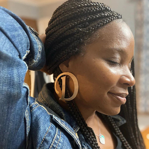 स प्रमाणन वैलेंटाइन डे उपहार व्यक्तिगत स्टेनलेस स्टील सोने की प्लेटिंग कस्टम बड़े अक्षर नाम प्रारंभिक स्टड इयररिंग्स - Product Image 6