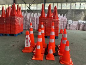 Cône de signalisation routière flexible en PVC orange multifonctionnel pour la construction routière - Product Image 4