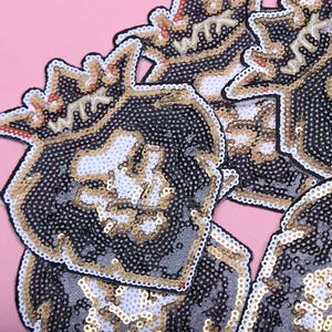 Patch in Tessuto con Ricamo 3D a Forma di Leone con Corona e Paillettes, Applicabile a Caldo su Feltro, PVC, per Cappelli, Borse, Scarpe e Tessuti per la Casa - Product Image 2