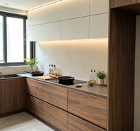 Meubles de cuisine modernes sur mesure bicolores, grain de noyer et blanc mat, sans poignées, avec plan de travail en pierre
