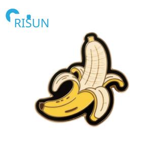 Usine personnalisée bananes fruits jaunes mignon émail broche métal course danse banane épinglette personnalisé pelé banane épingle insigne - Product Image 6