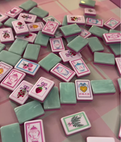 Jeu de tuiles de mahjong américain rose 'Strawberry Tea Party' en acrylique, 160 pièces, avec tasses à thé gravées motif baies, et tapis offert