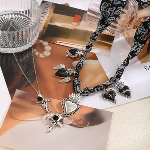 Collar de Cadena Plateada Gótica Retro de Moda Asu con Múltiples Dijes de Corazón Sagrado, Joyería Religiosa Vintage al por Mayor para Mujer - Product Image 3