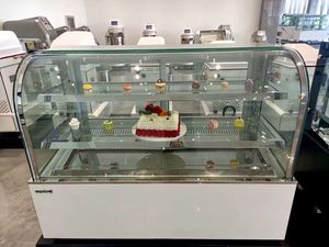 Vetrina Refrigerata per Torte Versione USA 150cm con Vetro Antiappannamento per Uso Commerciale - Product Image 2