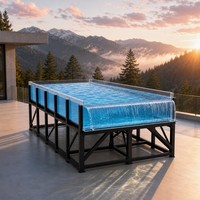 Piscine à débordement automatique en PMMA transparente à haute capacité de charge pour villa moderne avec cascade intégrée sur le toit