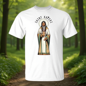 Camiseta Promocional Católica con la Imagen de la Lirio de los Mohawk y Santa Kateri Tekakwitha - Product Image 3