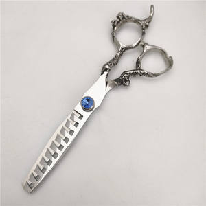 กรรไกรซอยผม LBR 6.0 นิ้ว ลายก้างปลา ด้ามจับลายมังกร สกรูแซฟไฟร์ กรรไกรตัดผมสำหรับคนถนัดขวา ทำจากสแตนเลส - Product Image 3