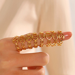 Anillo de Acero Inoxidable Moderno y Sencillo. Anillo para Mujer con Apertura de 26 Letras y Diseño Ajustable, Disponible al por Mayor - Product Image 2