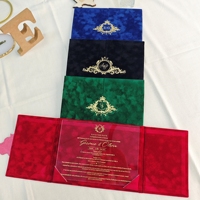 Pochette d'invitation de mariage pliée en trois, en velours multicolore, personnalisée, avec monogramme couronne et blason en feuille d'or, et carte d'invitation en acrylique, livret de luxe