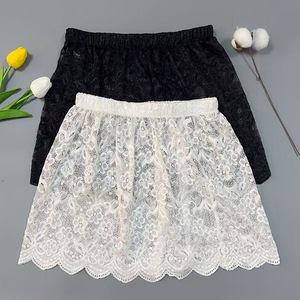 Un incontournable pour les tenues superposées, cette jupe midi pour femme avec bordure en dentelle s'accorde parfaitement avec un pull, dotée d'une fausse ourlet. - Product Image 3