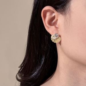 Pendientes de botón con diseño único y personalizado Dylam, chapados en oro de 14 quilates, plata S925, circonita 5A, forma de sector, para uso diario y como joyería. - Product Image 2