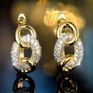 Orecchini a Cerchio E3657 in Oro con Micro Inserti di Diamanti, Design Geometrico, Classici da Donna per Uso Quotidiano - Product Image 5