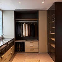Dressing en cuir beige et noir avec éclairage intégré et armoires à portes vitrées pour la maison