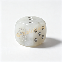 Jeu de dés D6 effet marbre 16 mm, dés marbrés à points colorés, accessoires de divertissement ronds avec logo gravé