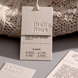 Étiquettes suspendues personnalisées de luxe pour vêtements, en papier spécial vert, gaufrées, avec marquage à chaud, recyclables, personnalisables - Product Image 1