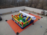 Château gonflable avec plusieurs sections pour le divertissement en parc, obstacle pour le plaisir des enfants en plein air