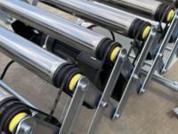Convoyeur à rouleaux motorisé flexible en acier inoxydable avec vitesse réglable, roulettes universelles avec frein, capacité de 20 à 300 kg/m