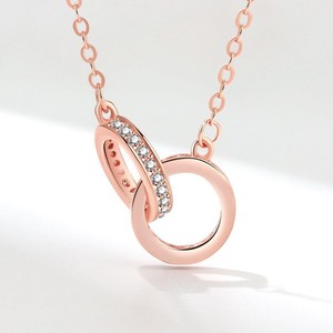 Collana con Pendente a Doppio Anello Diamantato Stile Sportivo, Catena in Lega a Bambù per Donna, Little Red Book - Product Image 2