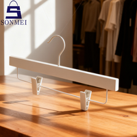 Offre spéciale Logo personnalisé peu encombrant Clips blancs Cintre pour pantalon en bois pour mariage