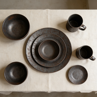 Service de table en fer émaillé couleur rouille pour hôtels et réceptions, comprenant des bols, des assiettes et des tasses, avec possibilité d'ajouter un logo personnalisé