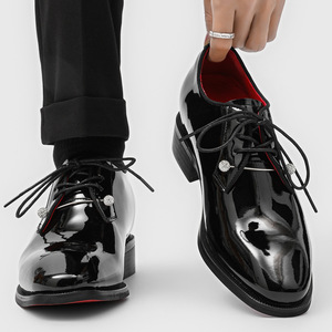 Zapatos de Cuero para Hombre con Suela Gruesa, Casuales, de Negocios, Negros Brillantes con Suela Roja - Ideales para Bodas y Eventos Formales - Product Image 1