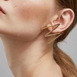 18k सोने चढ़ाना स्टेनलेस स्टील के गहने प्रारंभिक पत्र स्टड कान की बाली राजधानियों सोने के रंग एकल कान की बाली EEF1012 - Product Image 1