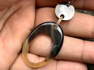 Elegantes pendientes de cuerno de búfalo hechos a mano para mayor comodidad y durabilidad Ideal para trajes casuales y formales - Product Image 3