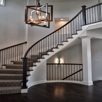 Escalier en spirale moderne pour villa, marches en bois sur mesure, rampe en laiton, escalier courbé intérieur pour projet de maison de luxe