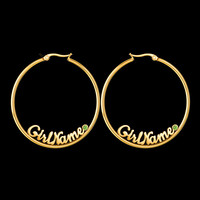 Vente en gros de bijoux personnalisés pour femmes Boucles d'oreilles Huggies avec nom et lettre Boucles d'oreilles élégantes en plaqué or 18 carats avec texte en zircon et cercle