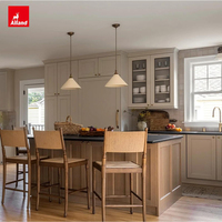 Armoires de cuisine Alland en bois massif, style Shaker, finition classique moderne, couleur taupe mat chaud, avec hotte intégrée